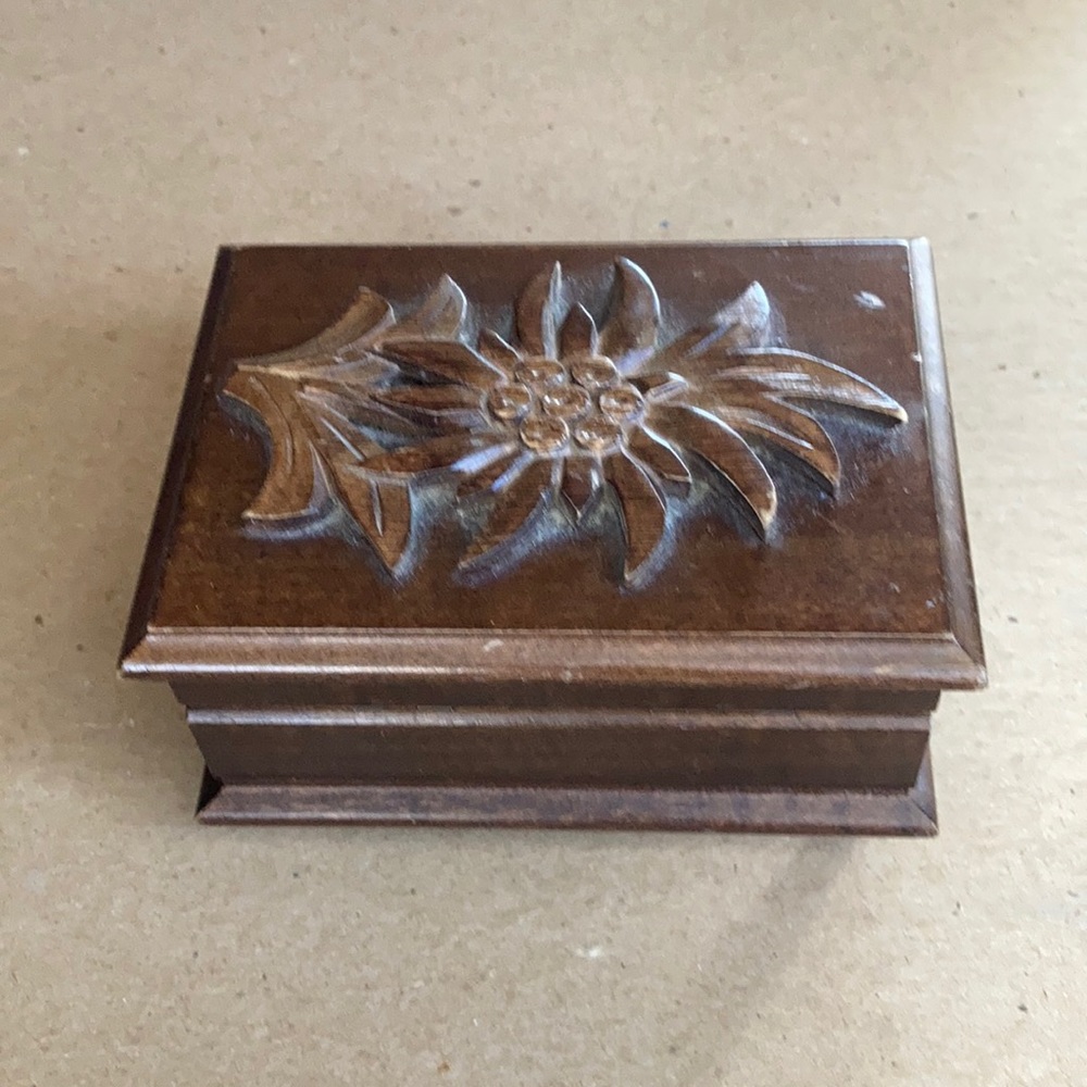 Vintage 4.5” x 3.5” walnut wood Reuge music box